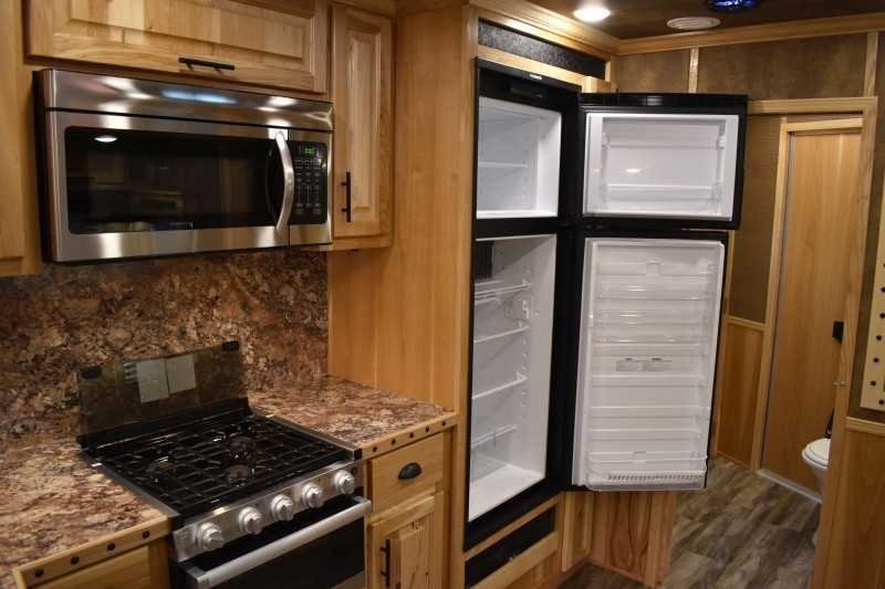 2021 Lakota Bighorn 8418GLQUG 4 Horse Trailer with 18′ Short Wall - Image 12