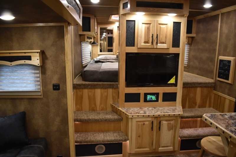 2021 Lakota Bighorn 8418GLQUG 4 Horse Trailer with 18′ Short Wall - Image 6