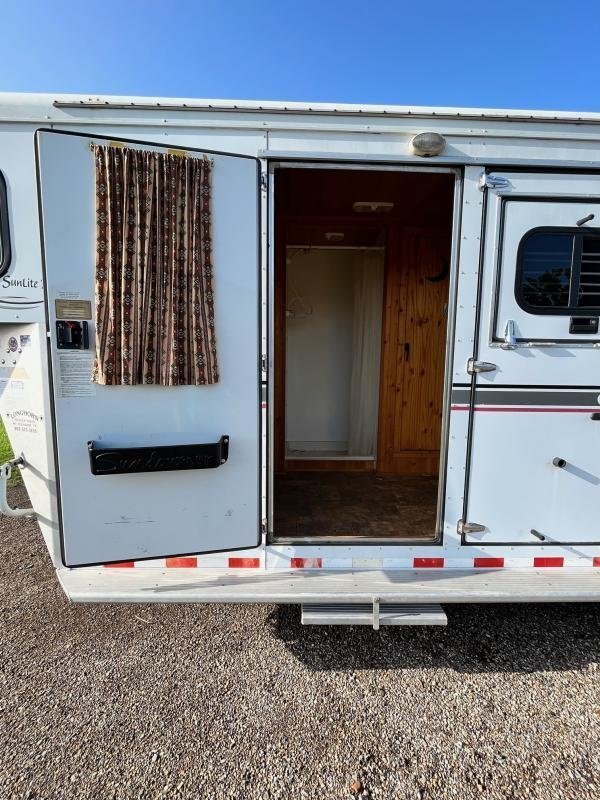 2004 Sundowner 3 Horse Weekender Horse Trailer - Image 9