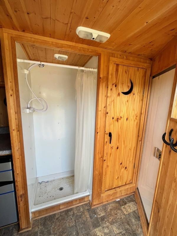 2004 Sundowner 3 Horse Weekender Horse Trailer - Image 12