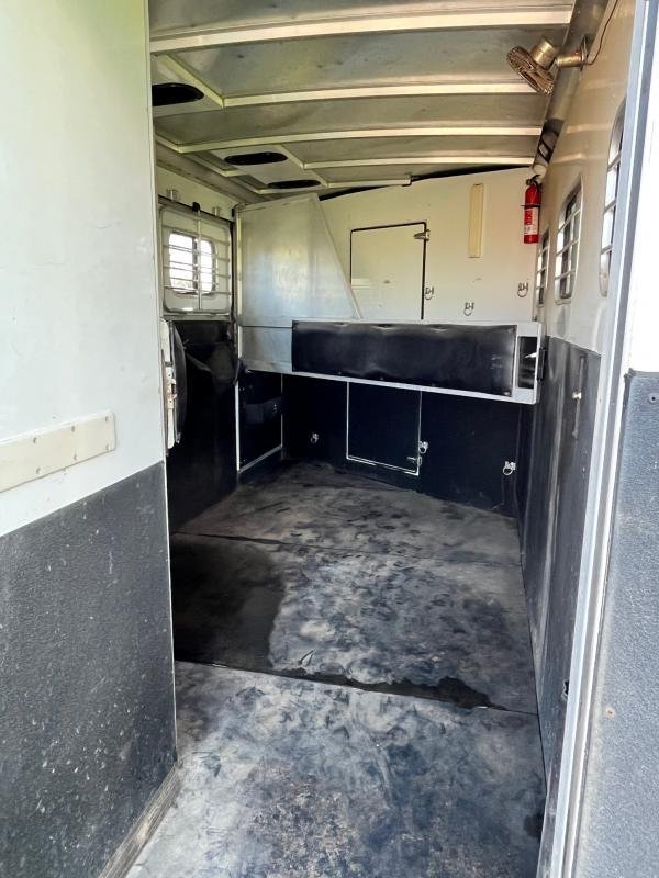 2004 Sundowner 3 Horse Weekender Horse Trailer - Image 8