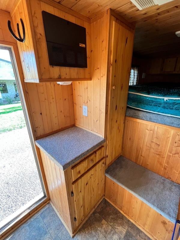 2004 Sundowner 3 Horse Weekender Horse Trailer - Image 14