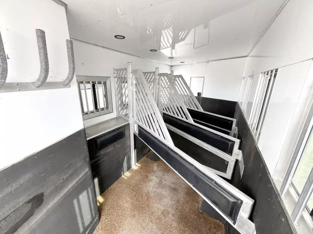 Used 2013 Bloomer 4 Horse 16′ LQ, 7’Slide, Air Ride, Pod, Mister/Water Sys Air ride, HWH Slide, Integrated Pod - Image 20