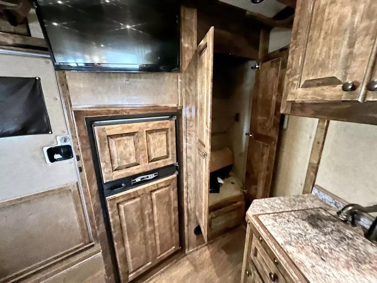 Used 2013 Bloomer 4 Horse 16′ LQ, 7’Slide, Air Ride, Pod, Mister/Water Sys Air ride, HWH Slide, Integrated Pod - Image 16