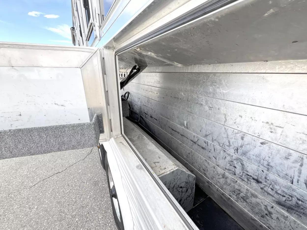 Used 2013 Bloomer 4 Horse 16′ LQ, 7’Slide, Air Ride, Pod, Mister/Water Sys Air ride, HWH Slide, Integrated Pod - Image 23