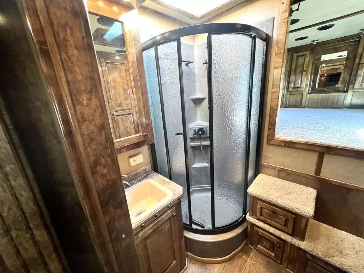 Used 2013 Bloomer 4 Horse 16′ LQ, 7’Slide, Air Ride, Pod, Mister/Water Sys Air ride, HWH Slide, Integrated Pod - Image 8