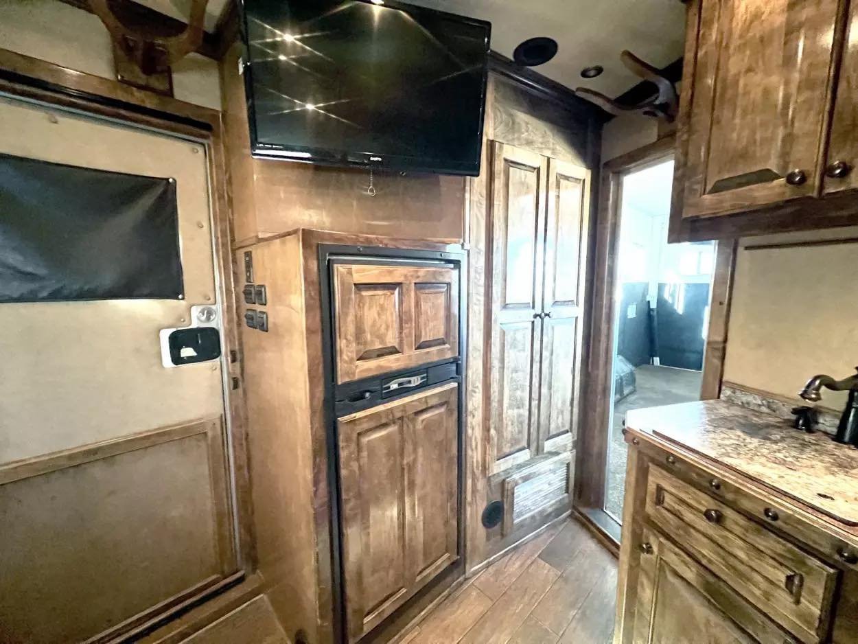 Used 2013 Bloomer 4 Horse 16′ LQ, 7’Slide, Air Ride, Pod, Mister/Water Sys Air ride, HWH Slide, Integrated Pod - Image 15