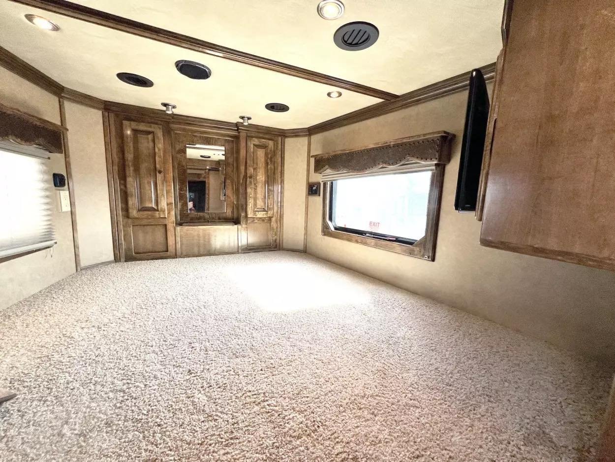 Used 2013 Bloomer 4 Horse 16′ LQ, 7’Slide, Air Ride, Pod, Mister/Water Sys Air ride, HWH Slide, Integrated Pod - Image 7