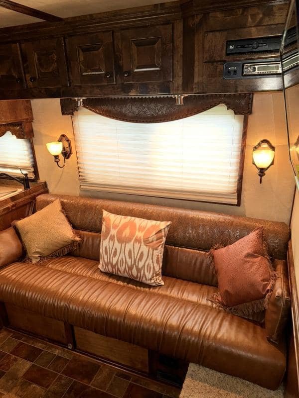 2011 Platinum Coach 4 Horse 15 SW Rear Load Horse Trailer - Image 16