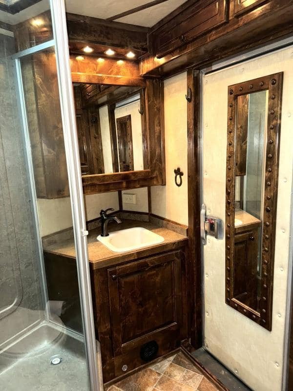 2011 Platinum Coach 4 Horse 15 SW Rear Load Horse Trailer - Image 21