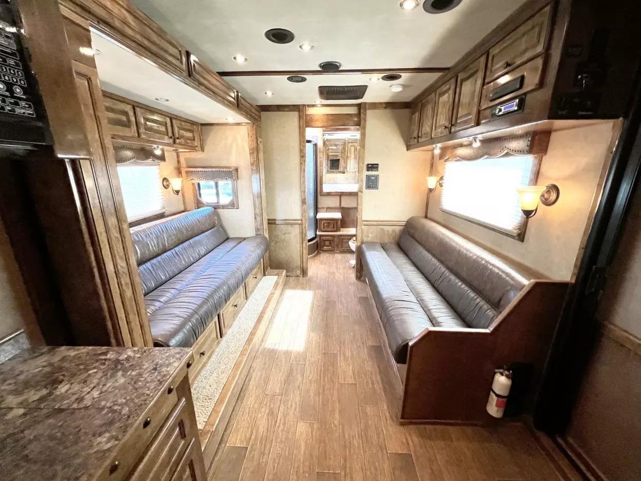 Used 2013 Bloomer 4 Horse 16′ LQ, 7’Slide, Air Ride, Pod, Mister/Water Sys Air ride, HWH Slide, Integrated Pod - Image 4