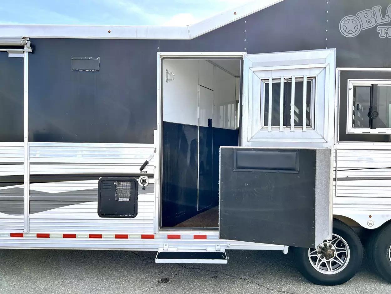 Used 2013 Bloomer 4 Horse 16′ LQ, 7’Slide, Air Ride, Pod, Mister/Water Sys Air ride, HWH Slide, Integrated Pod - Image 24