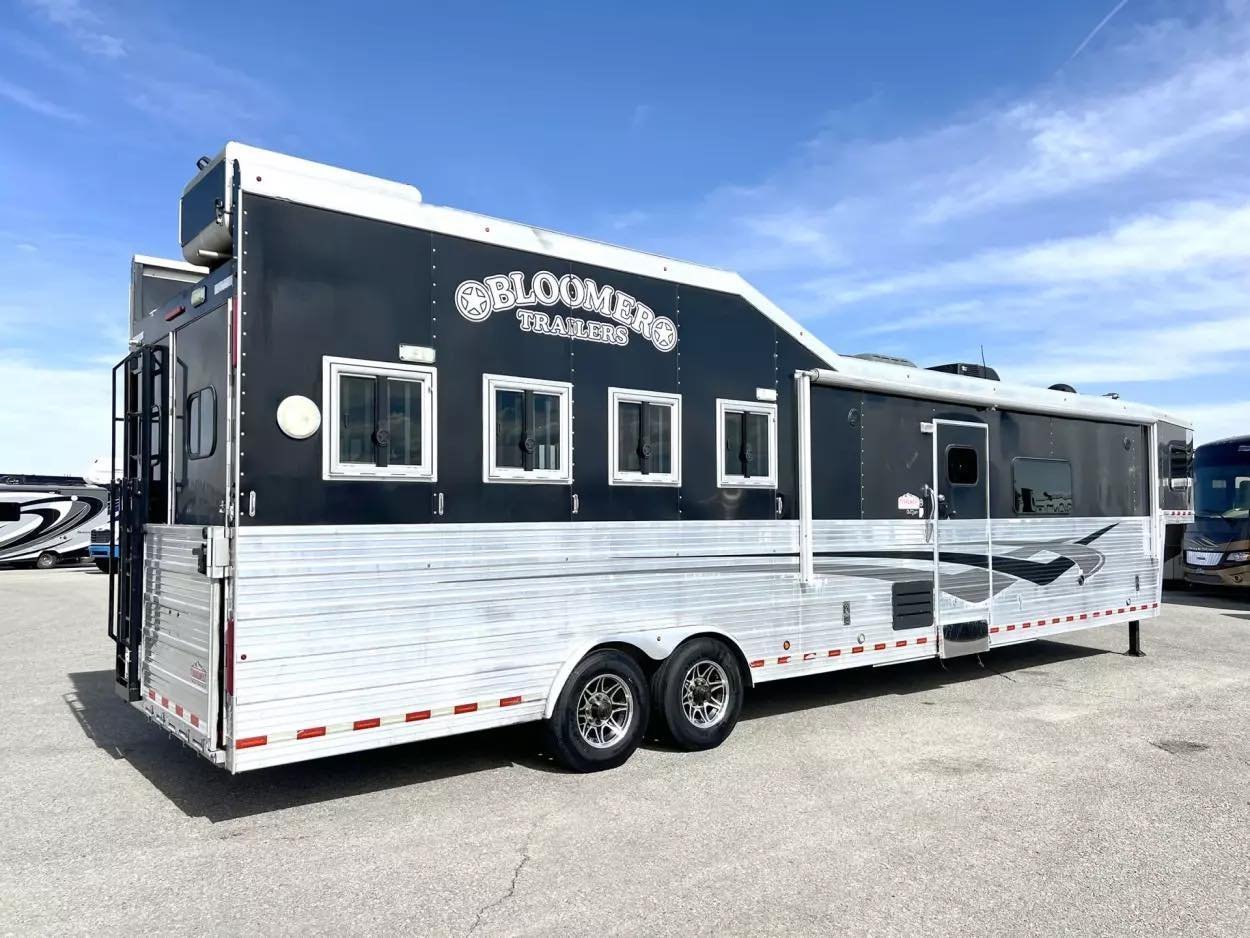 Used 2013 Bloomer 4 Horse 16′ LQ, 7’Slide, Air Ride, Pod, Mister/Water Sys Air ride, HWH Slide, Integrated Pod - Image 17