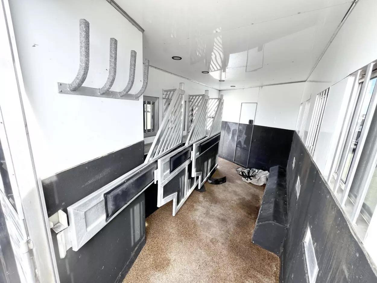 Used 2013 Bloomer 4 Horse 16′ LQ, 7’Slide, Air Ride, Pod, Mister/Water Sys Air ride, HWH Slide, Integrated Pod - Image 19