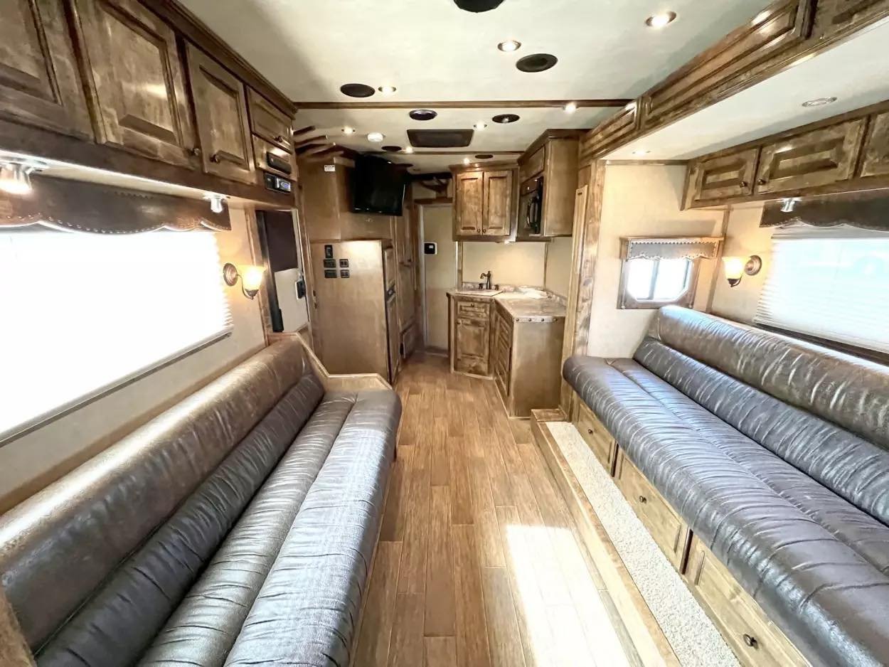 Used 2013 Bloomer 4 Horse 16′ LQ, 7’Slide, Air Ride, Pod, Mister/Water Sys Air ride, HWH Slide, Integrated Pod - Image 5