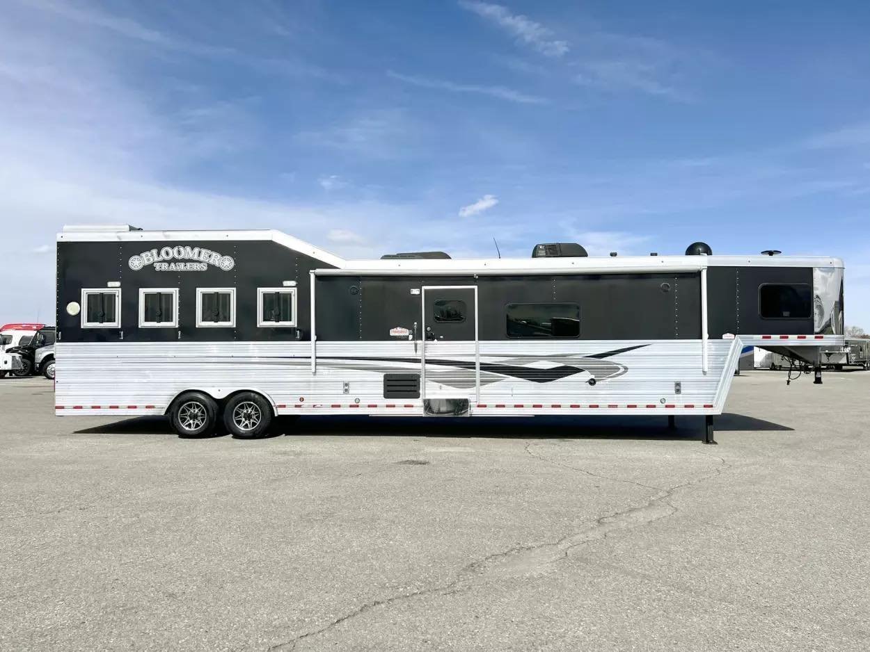 Used 2013 Bloomer 4 Horse 16′ LQ, 7’Slide, Air Ride, Pod, Mister/Water Sys Air ride, HWH Slide, Integrated Pod - Image 3