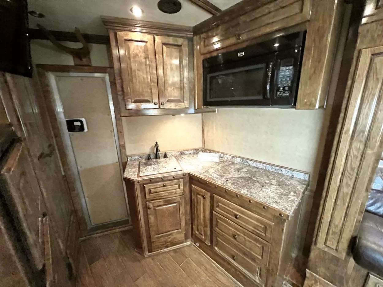 Used 2013 Bloomer 4 Horse 16′ LQ, 7’Slide, Air Ride, Pod, Mister/Water Sys Air ride, HWH Slide, Integrated Pod - Image 13