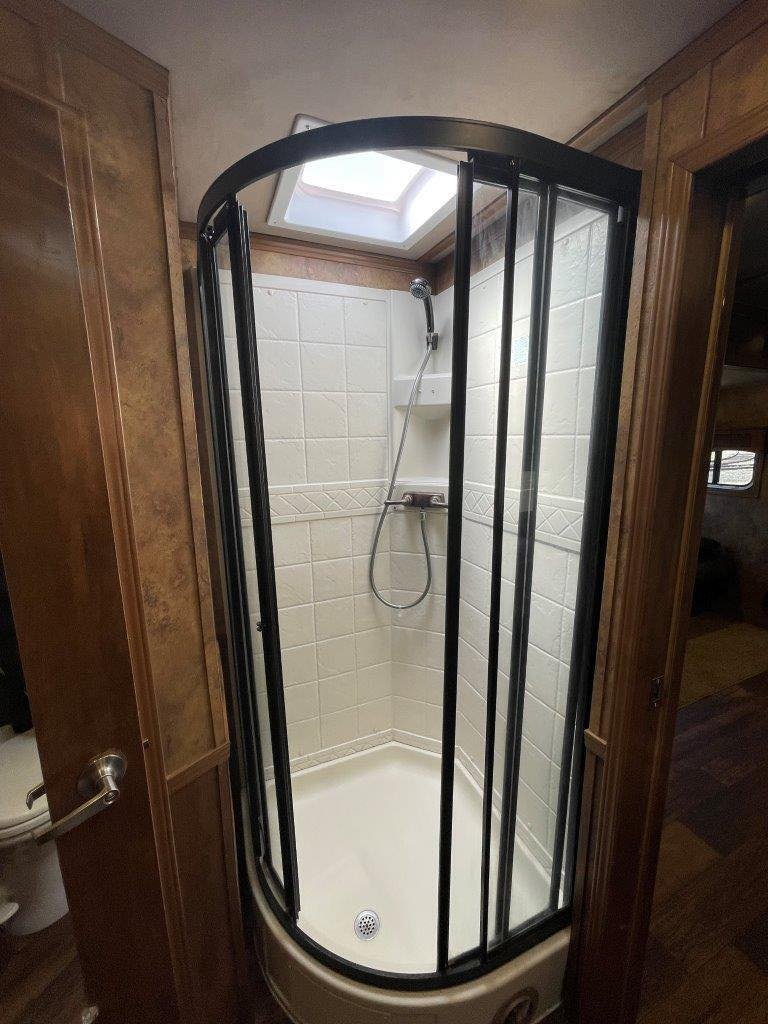 2015 Lakota Bighorn Edition 8414 4 Horse Trailer With Living Quarters “1 Slide” - Image 23