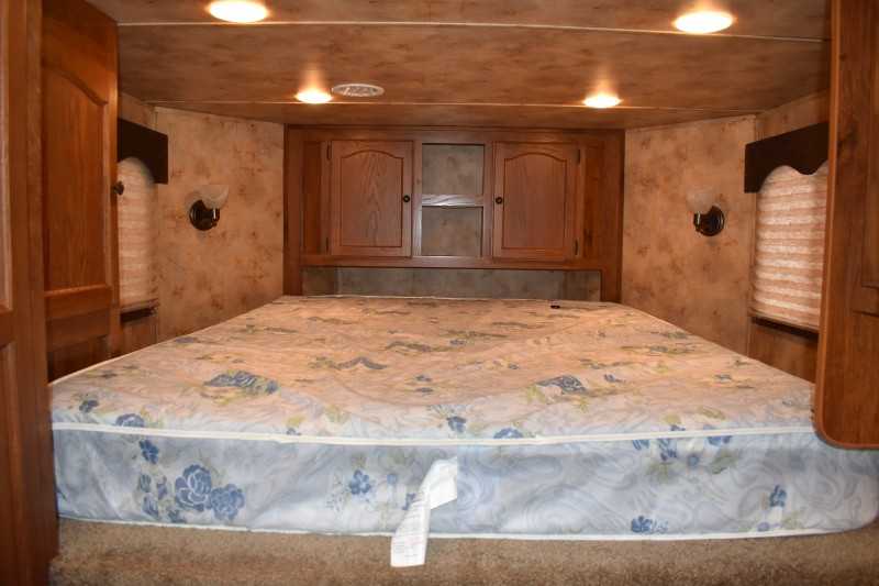 2013 Lakota 8311LQ 3-Horse Trailer With 11 ft Short Wall - Image 11
