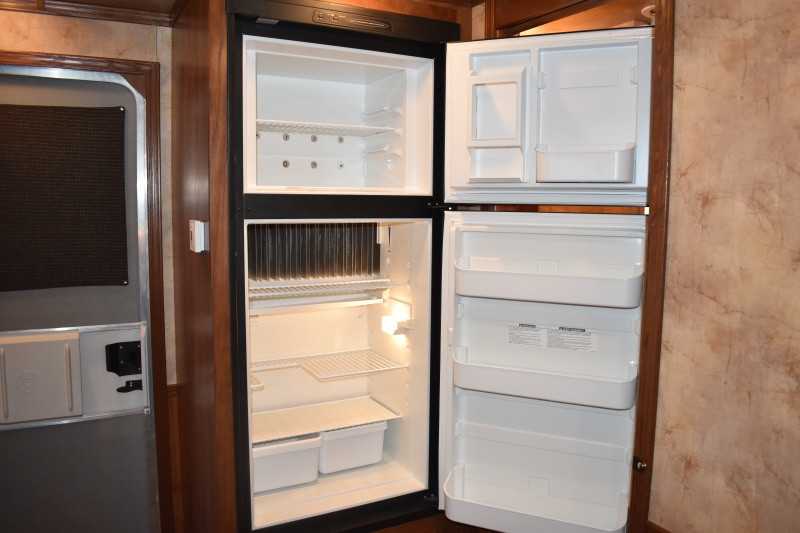 2013 Lakota 8311LQ 3-Horse Trailer With 11 ft Short Wall - Image 5