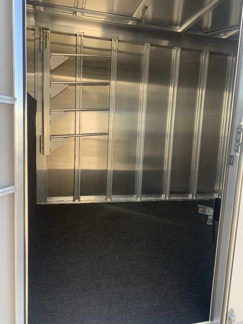 2025 Featherlite 9600 Premier Tack 3-Horse Horse Trailer Featherlite 3 horse trailer - Image 3