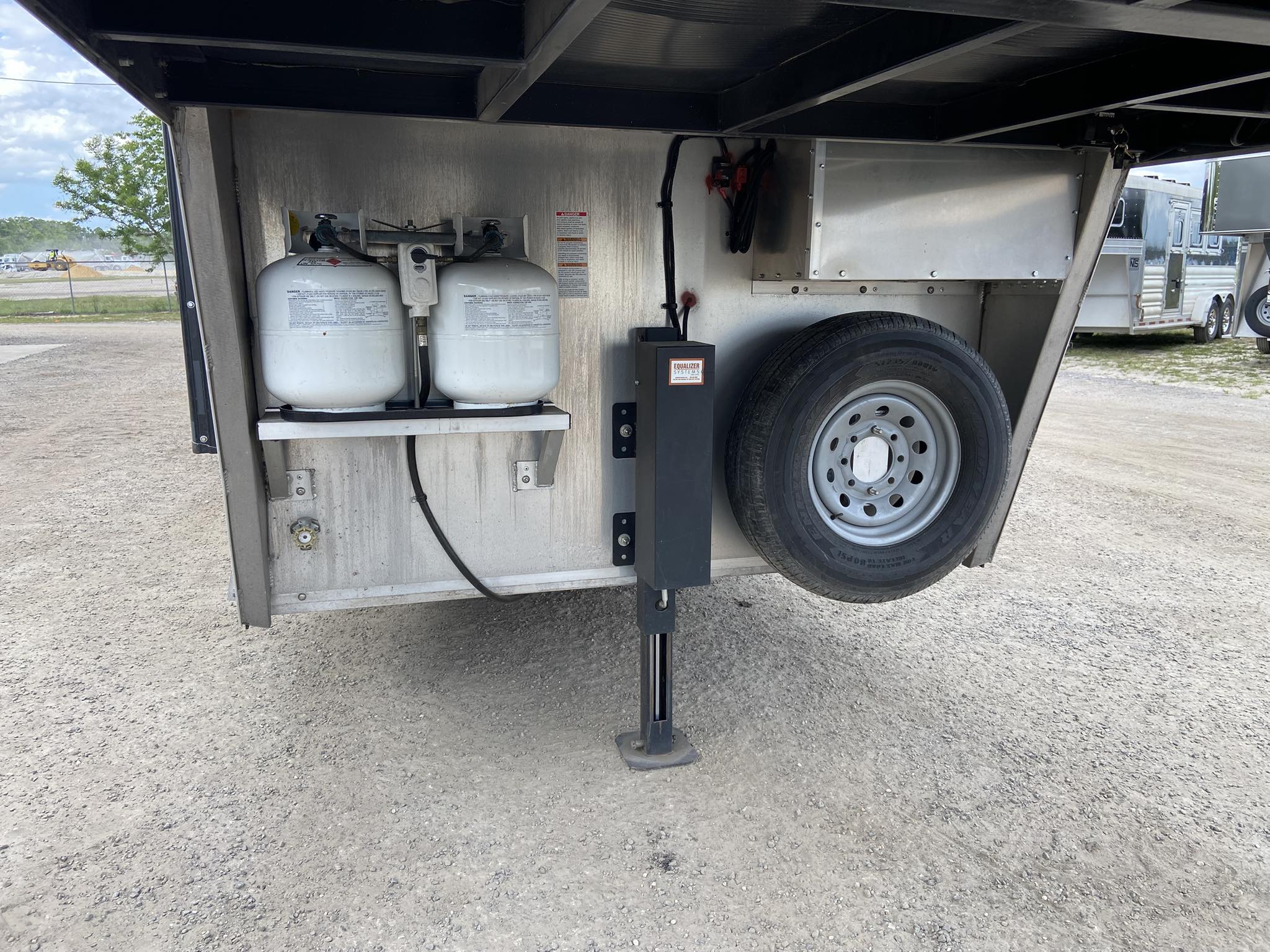 2022 Bison Silverado 3-Horse 10 ft Living Quarters Horse Trailer - Image 2