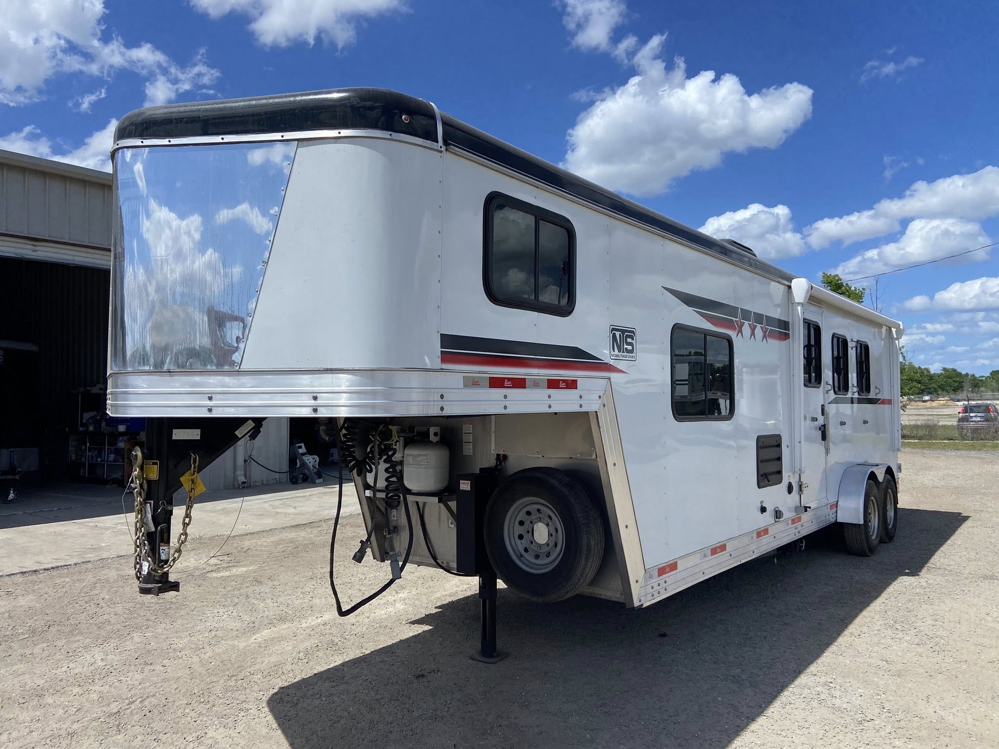 2022 Bison Silverado 3-Horse 10 ft Living Quarters Horse Trailer - Image 8