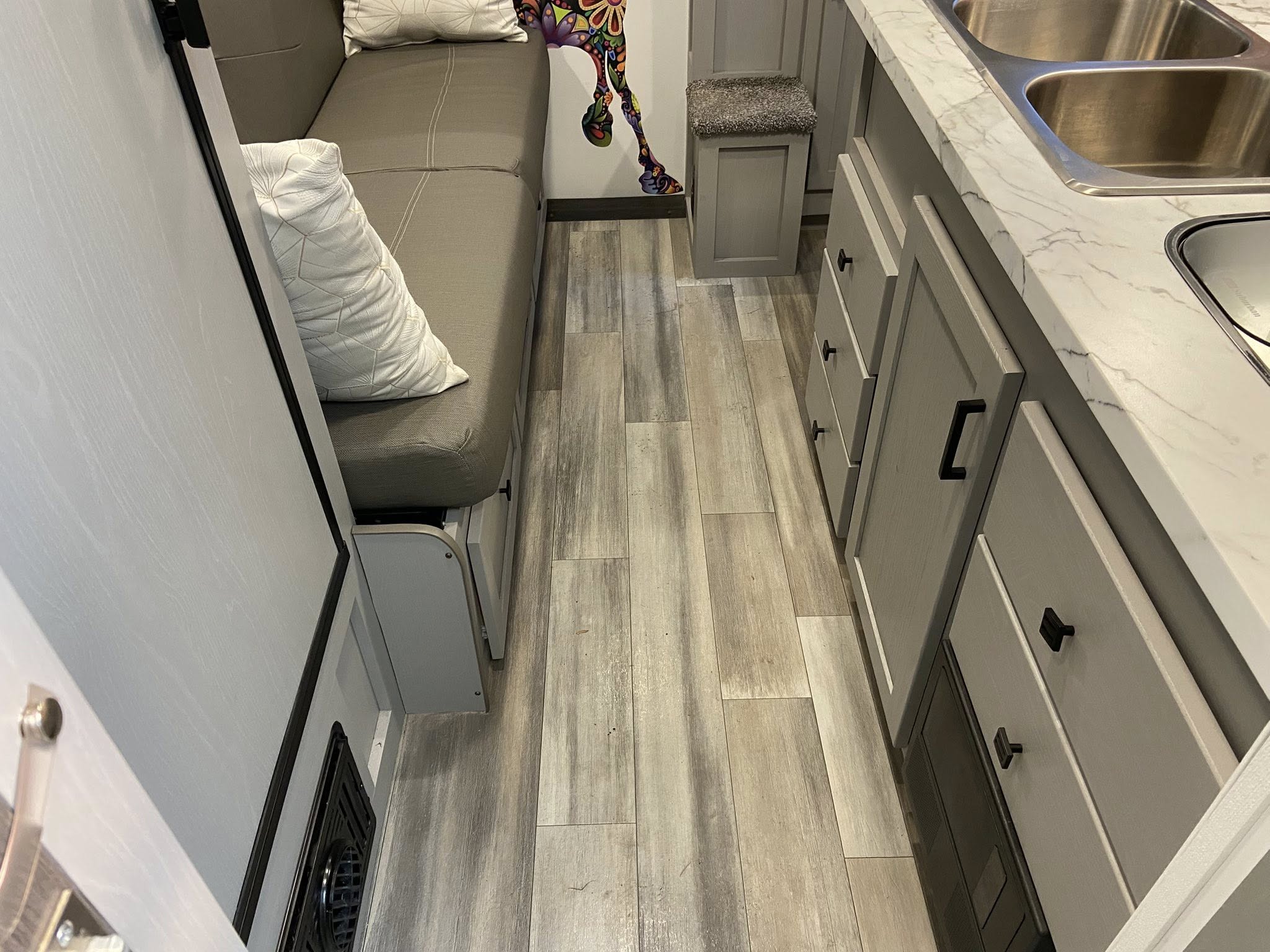 2022 Bison Silverado 3-Horse 10 ft Living Quarters Horse Trailer - Image 16