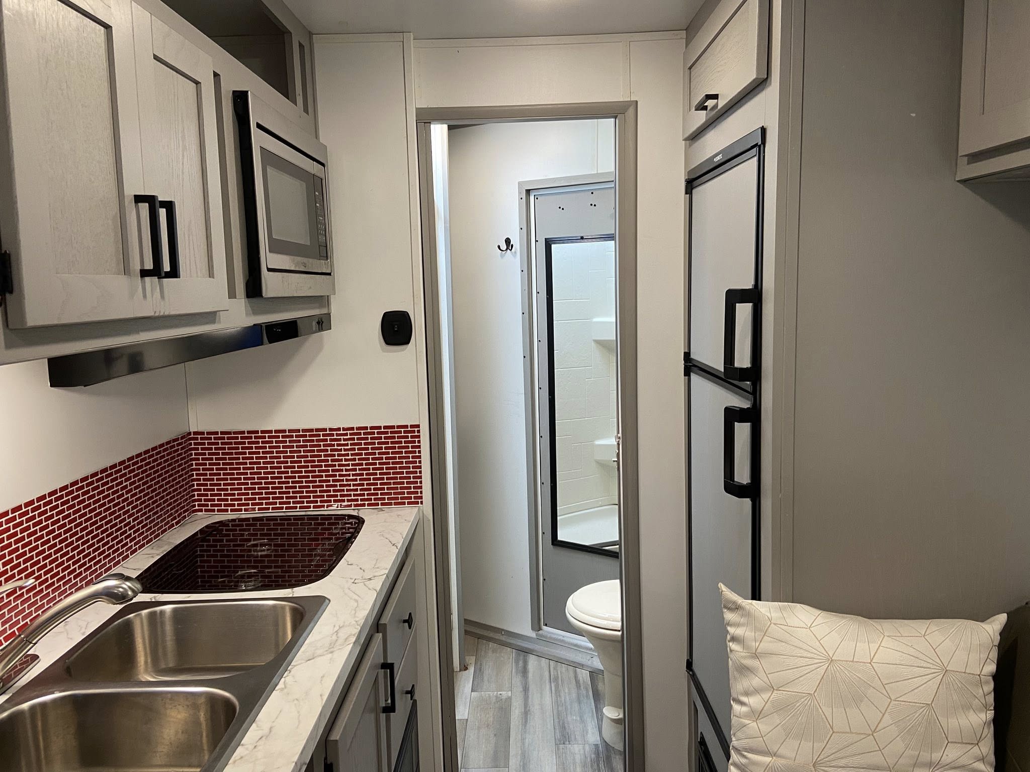 2022 Bison Silverado 3-Horse 10 ft Living Quarters Horse Trailer - Image 17