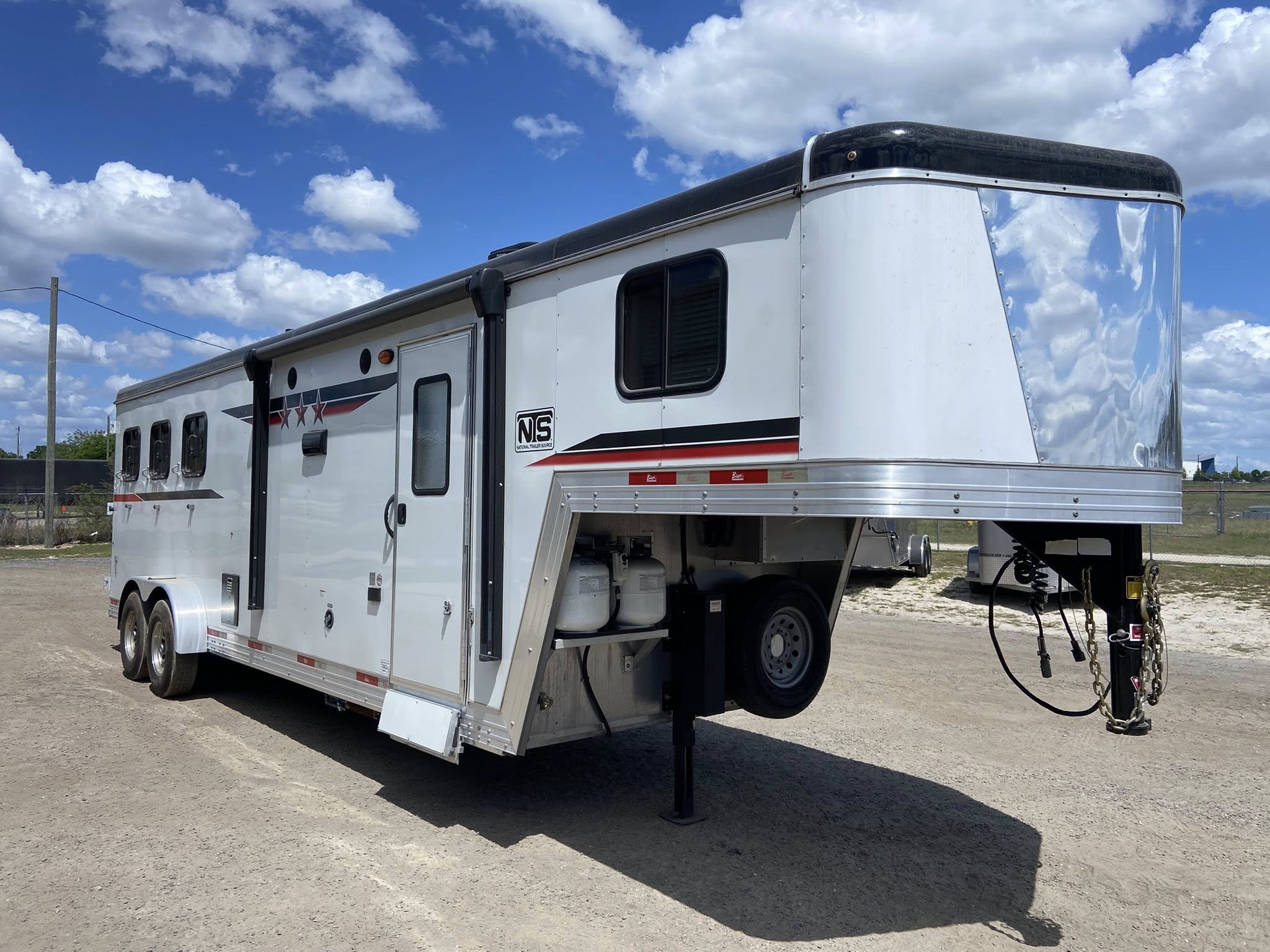 2022 Bison Silverado 3-Horse 10 ft Living Quarters Horse Trailer