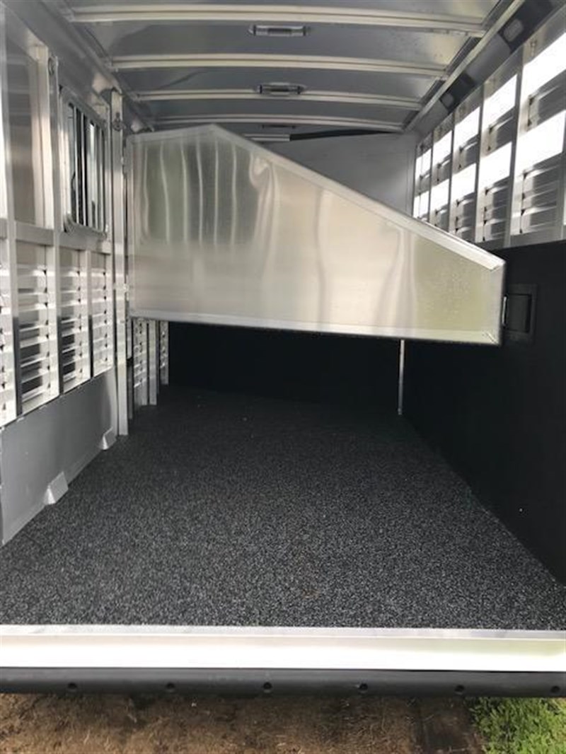2024 Exiss Express SS 3-Horse Gooseneck Horse Trailer 3 horse gooseneck trailer - Image 8