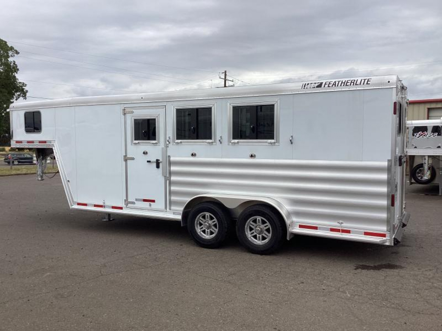 2024 Featherlite 9600 Premier Tack 3-Horse Horse Trailer Featherlite horse trailer - Image 7