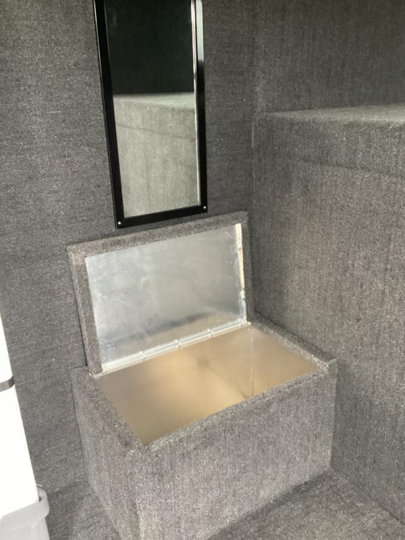 2024 Featherlite 9600 Premier Tack 3-Horse Horse Trailer Featherlite horse trailer - Image 10