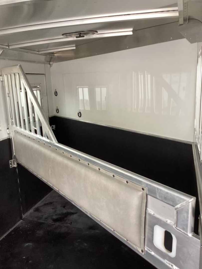 2024 Featherlite 9600 Premier Tack 3-Horse Horse Trailer Featherlite horse trailer - Image 4