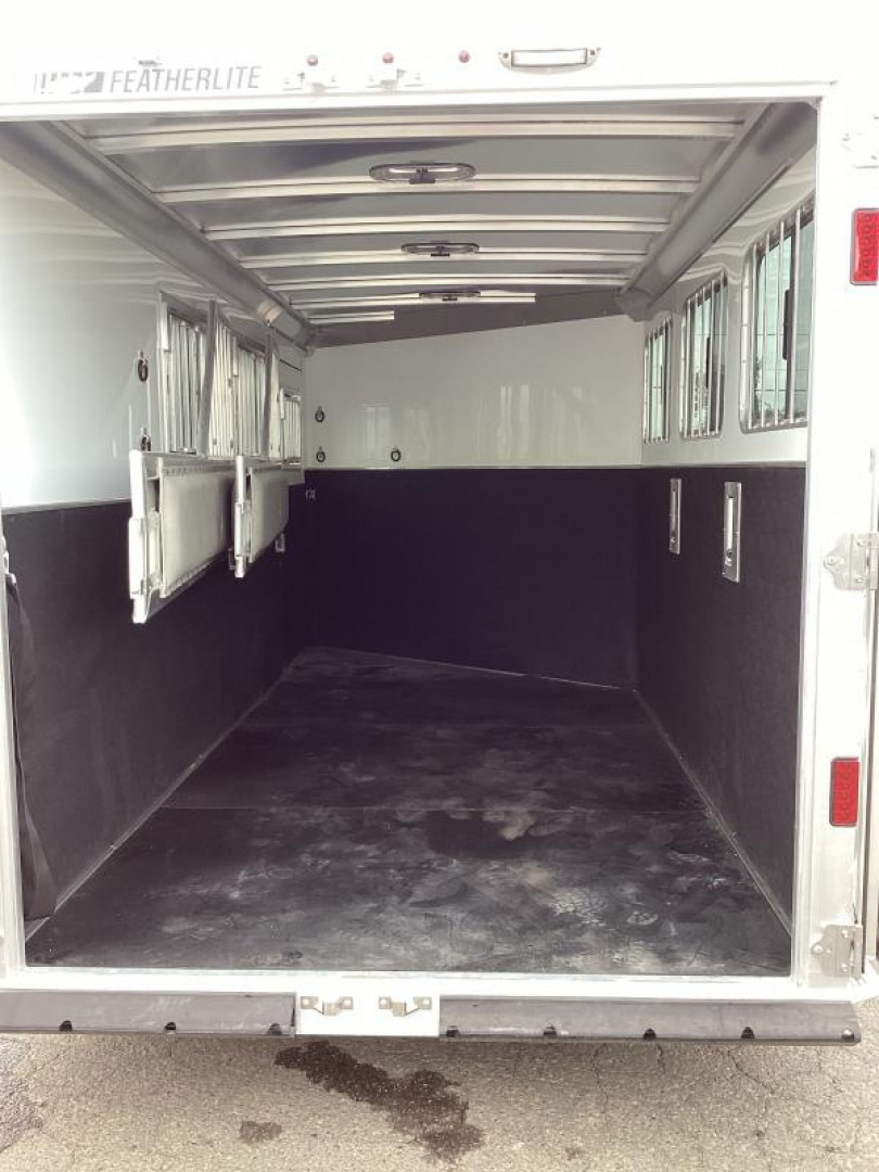 2024 Featherlite 9600 Premier Tack 3-Horse Horse Trailer Featherlite horse trailer - Image 3