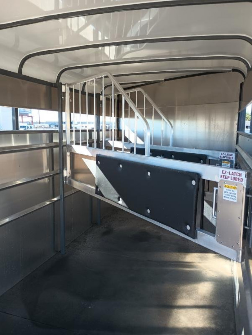 2024 Maverick 3-Horse Gooseneck Horse Trailer - Image 17