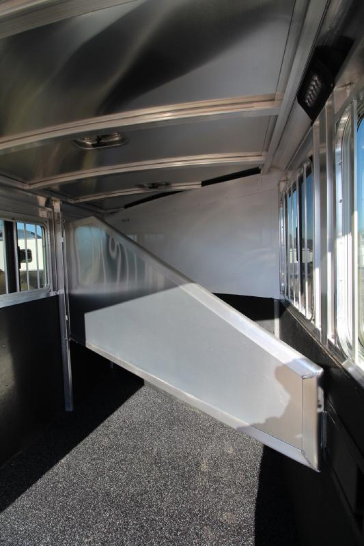 2025 Exiss Express 2-Horse Slant Load Horse Trailer 2 horse slant load trailer - Image 5