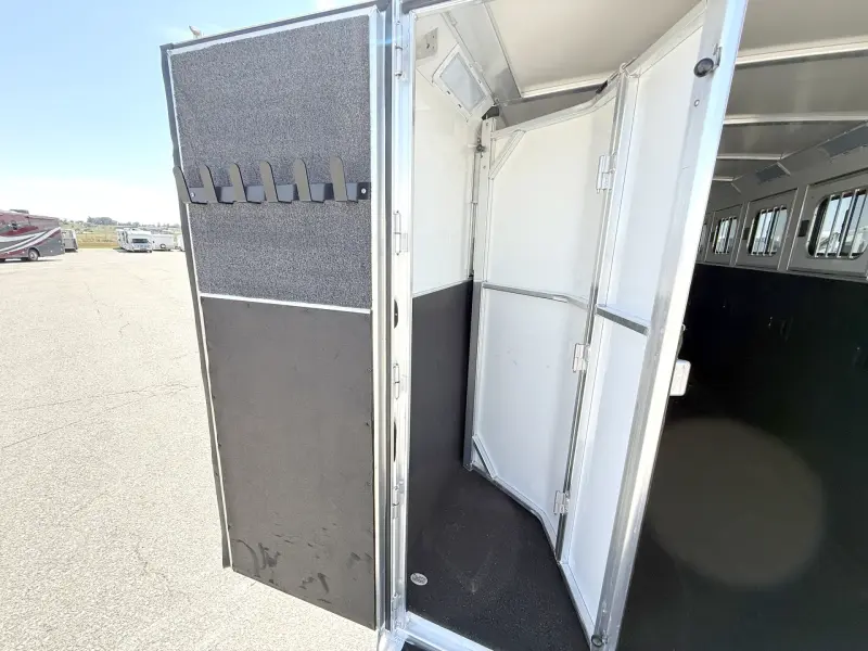 2025 Cimarron Norstar 5-Horse Gooseneck Trailer - Image 9