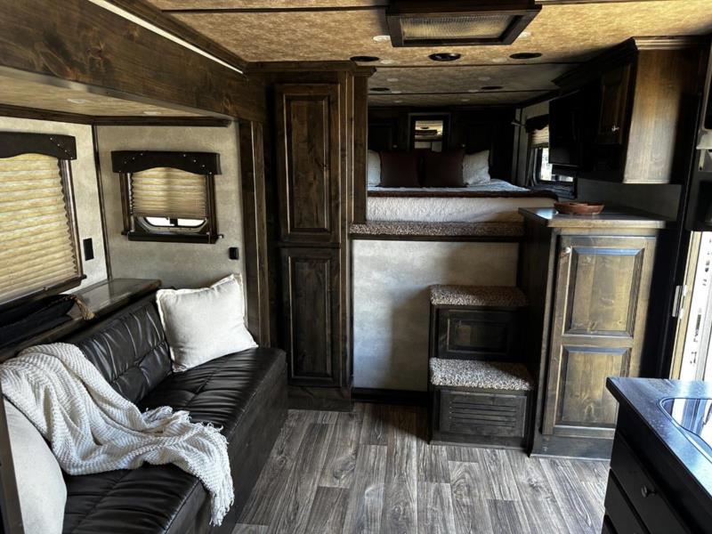 2019 Cimarron 3 Horse Slant Load Gooseneck With Living Quarters - Image 2