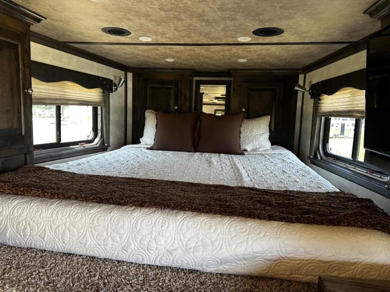 2019 Cimarron 3 Horse Slant Load Gooseneck With Living Quarters - Image 3