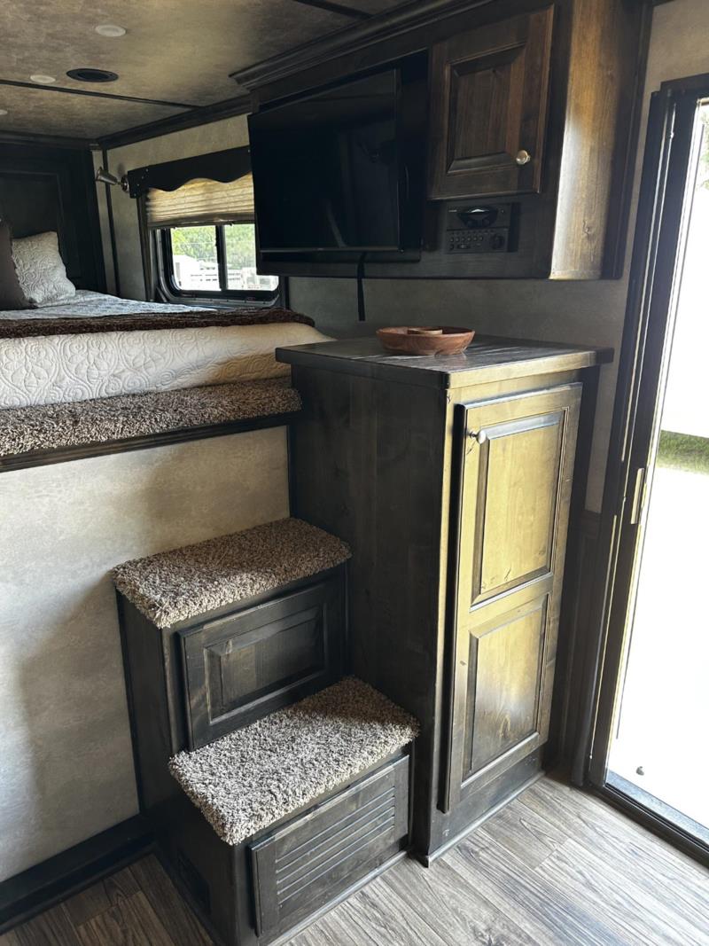 2019 Cimarron 3 Horse Slant Load Gooseneck With Living Quarters - Image 4