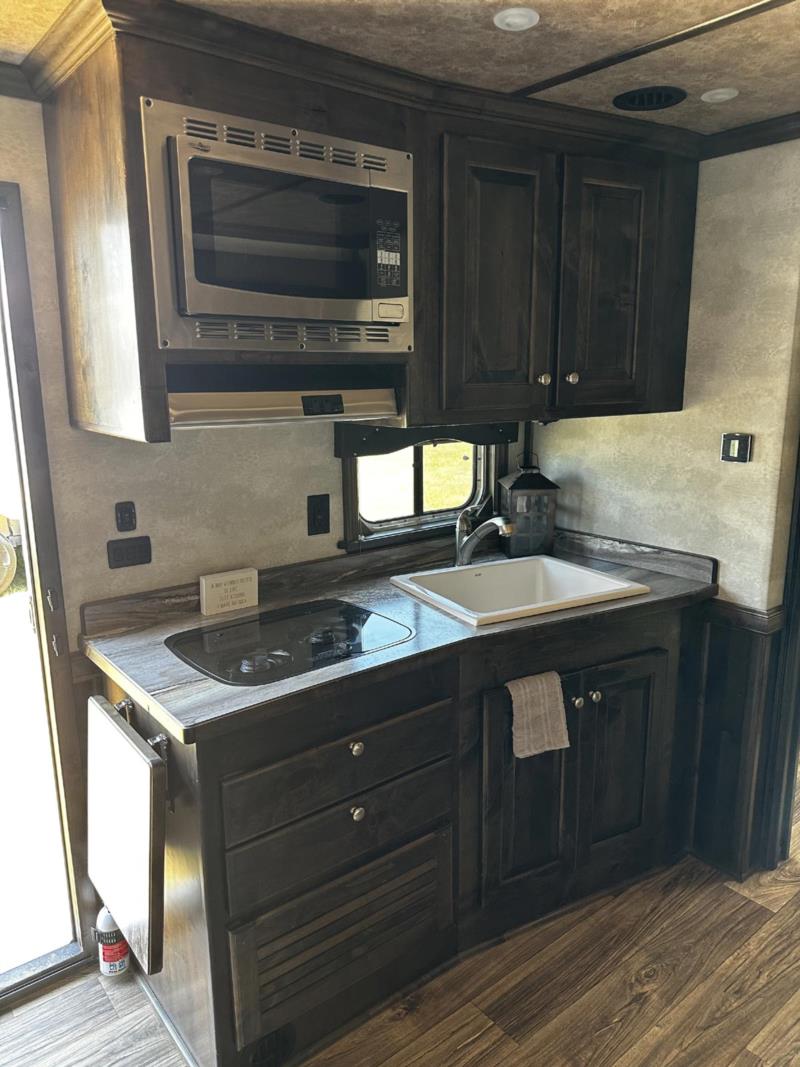 2019 Cimarron 3 Horse Slant Load Gooseneck With Living Quarters - Image 5