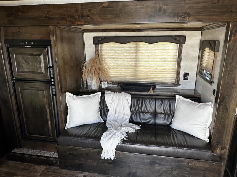 2019 Cimarron 3 Horse Slant Load Gooseneck With Living Quarters - Image 6