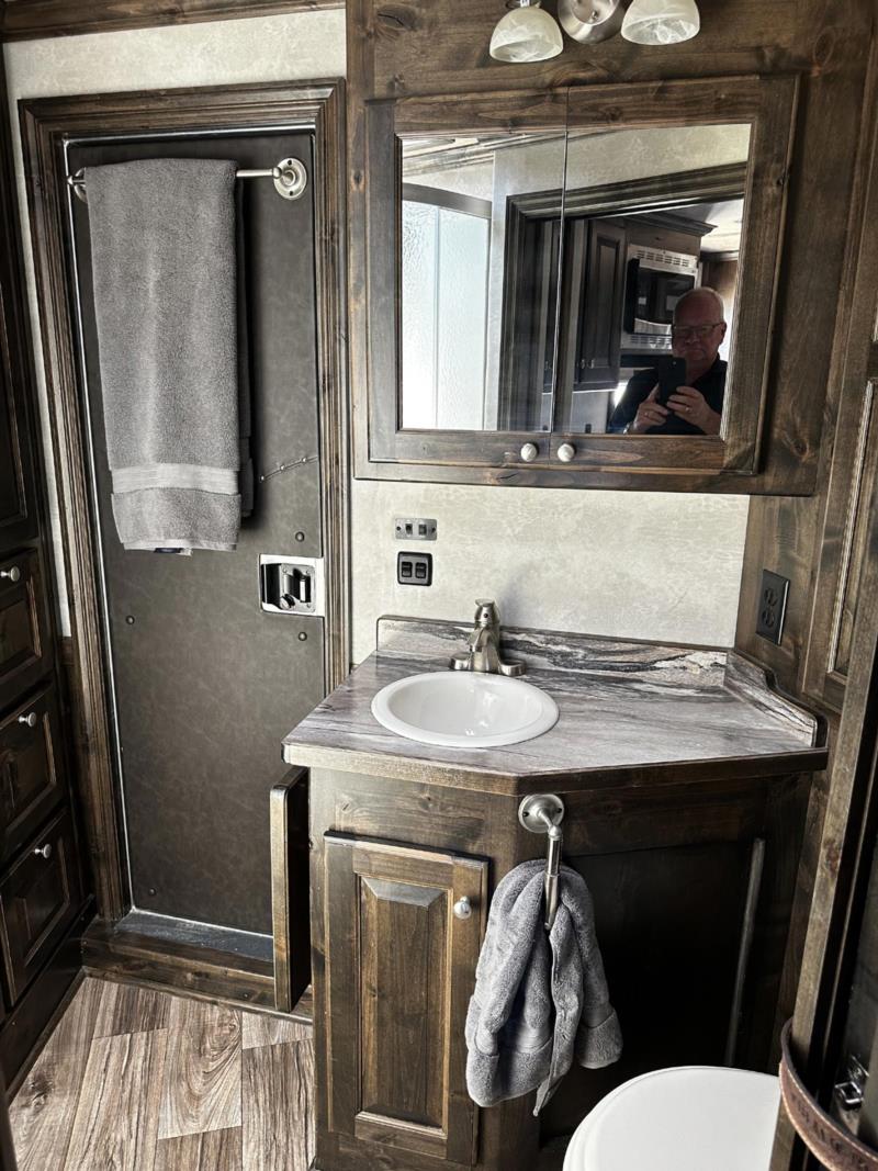 2019 Cimarron 3 Horse Slant Load Gooseneck With Living Quarters - Image 7