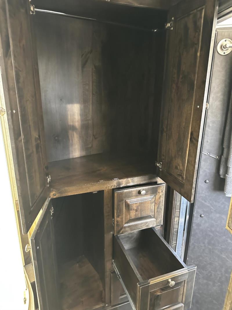 2019 Cimarron 3 Horse Slant Load Gooseneck With Living Quarters - Image 9