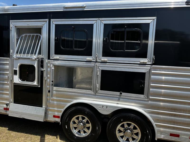 2019 Cimarron 3 Horse Slant Load Gooseneck With Living Quarters - Image 11
