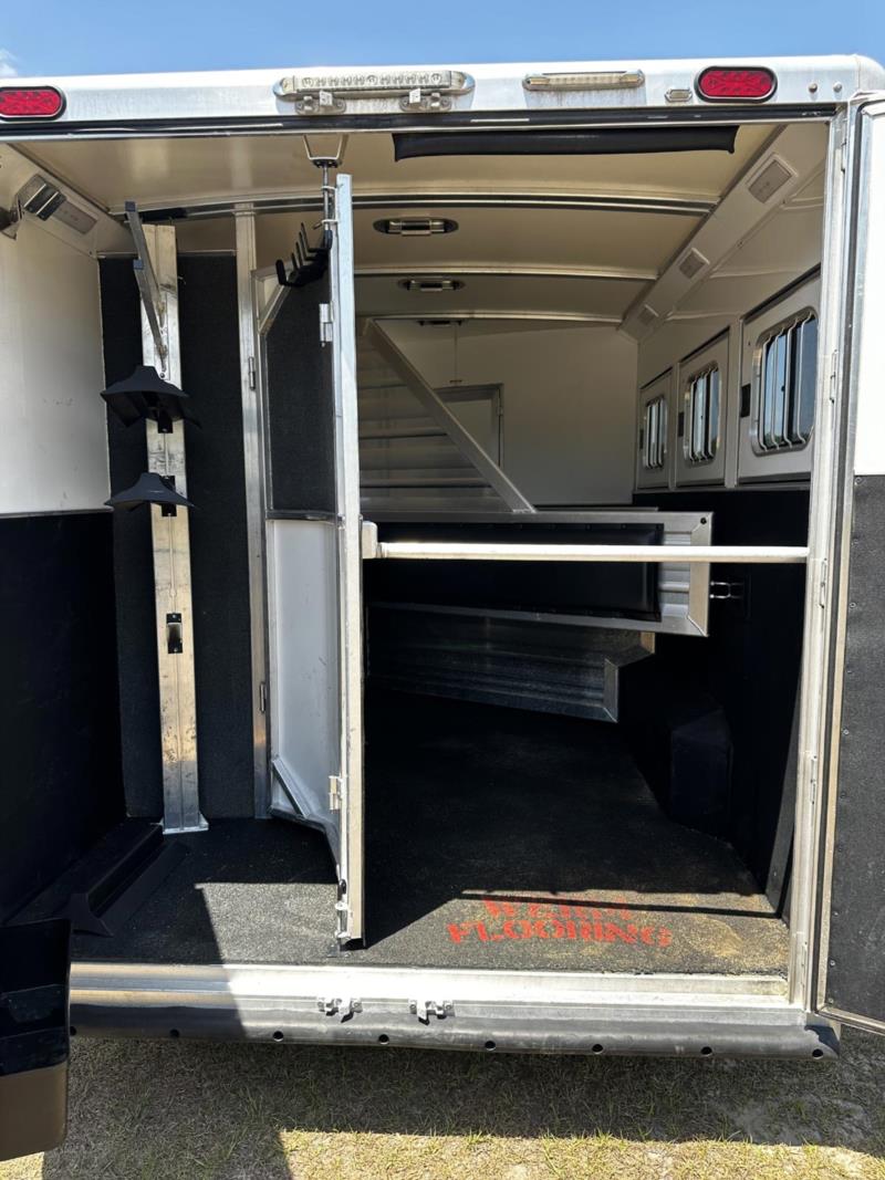 2019 Cimarron 3 Horse Slant Load Gooseneck With Living Quarters - Image 13