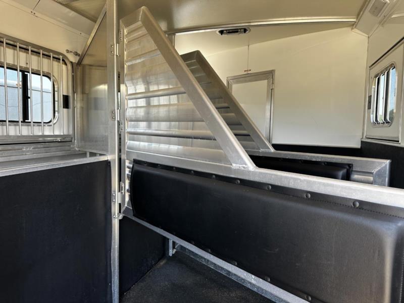 2019 Cimarron 3 Horse Slant Load Gooseneck With Living Quarters - Image 15