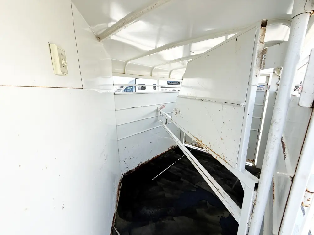 2012 Calico 2HBP 2-Horse Bumper Pull Horse Trailer - Image 9