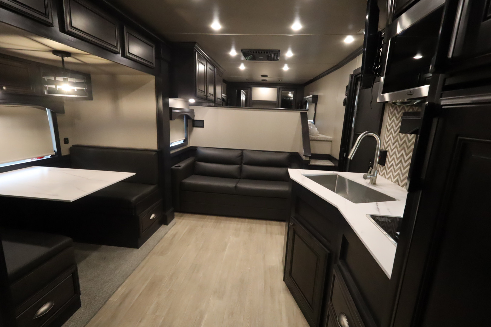 2025 Featherlite 3-Horse Slant Load Horse Trailer 3 horse slant load trailer - Image 18